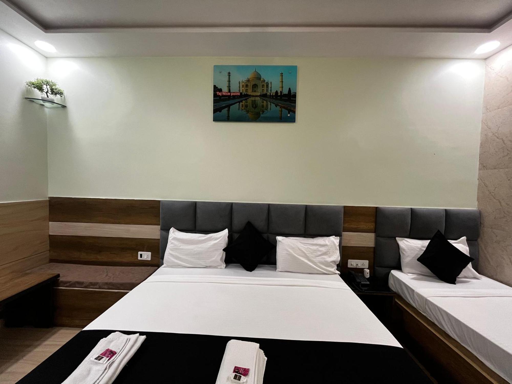 Taj Nice Point Manage By Taj Sunrise Group Agra  Bagian luar foto